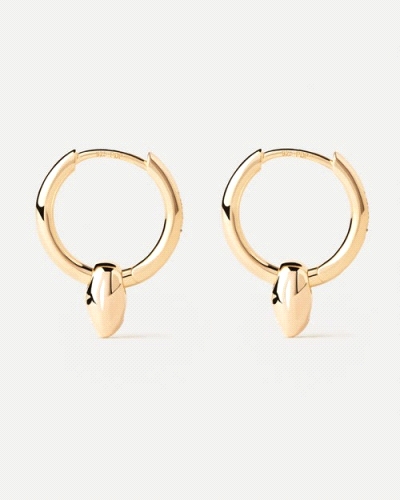 Mini aros de plata baña en oro adornados con un colgante de circonita con forma fluida.