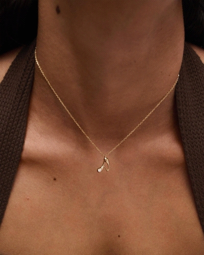 Collar de plata de ley con baño de oro y colgante de inicial A en suaves líneas curvas.