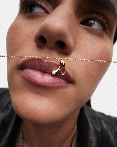 Collar de plata de ley con baño de oro y colgante de inicial A en suaves líneas curvas.