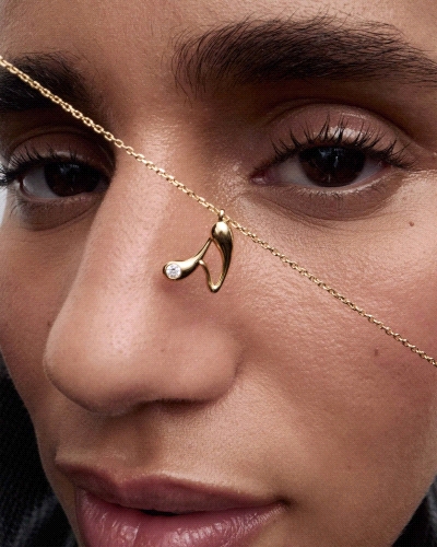 Collar de plata de ley con baño de oro y colgante de inicial A en suaves líneas curvas.