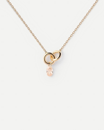 Collar con dos anillos entrelazados y un colgante de circonita melocotón en forma de gota.