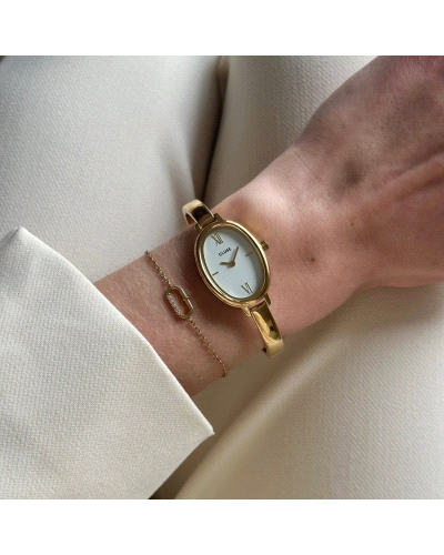 El reloj ovalado L'Ovale para mujer cuenta con una caja dorada de 22 mm, una esfera blanca y una correa de acero inoxidable dora