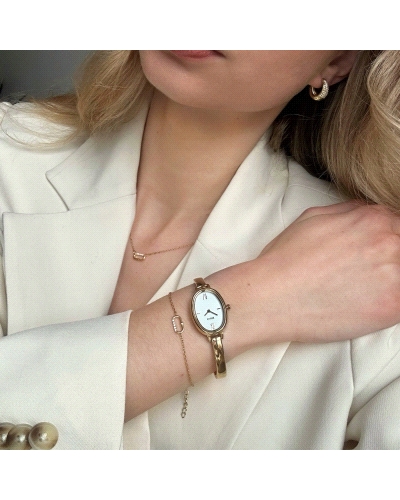 El reloj ovalado L'Ovale para mujer cuenta con una caja dorada de 22 mm, una esfera blanca y una correa de acero inoxidable dora