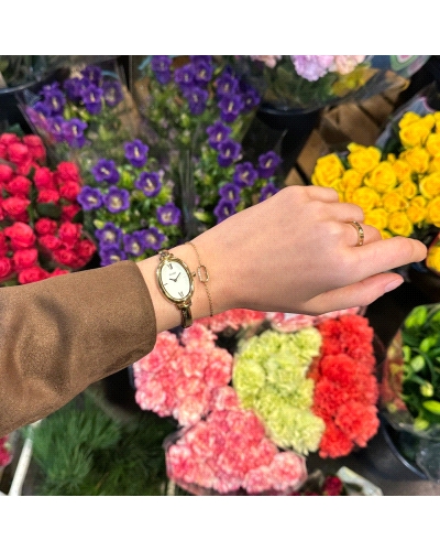 El reloj ovalado L'Ovale para mujer cuenta con una caja dorada de 22 mm, una esfera blanca y una correa de acero inoxidable dora