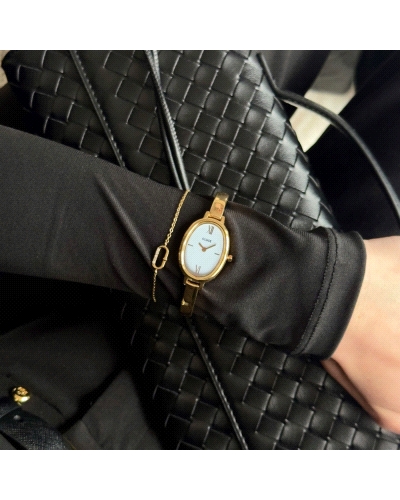 El reloj ovalado L'Ovale para mujer cuenta con una caja dorada de 22 mm, una esfera blanca y una correa de acero inoxidable dora