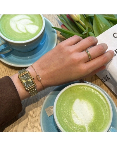 El reloj rectangular Belisenna para mujer cuenta con una caja dorada de 21 mm, una esfera verde oliva de acabado sunray y una co