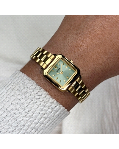 El reloj cuadrado Gracieuse Mini para mujer cuenta con una caja dorada de 21 mm, una esfera verde salvia de acabado sunray y una