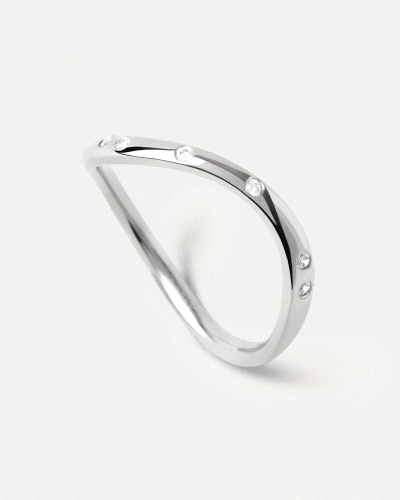 Anillo elegante de plata adornado con circonitas y líneas fluidas.