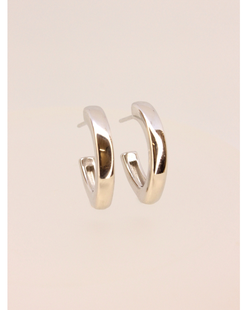 <P>Pendientes de plata de primera ley (925) con baño de rodio.</P>
<P><SPAN style='FONT-SIZE: 15px; FONT-FAMILY: Montserrat, sa