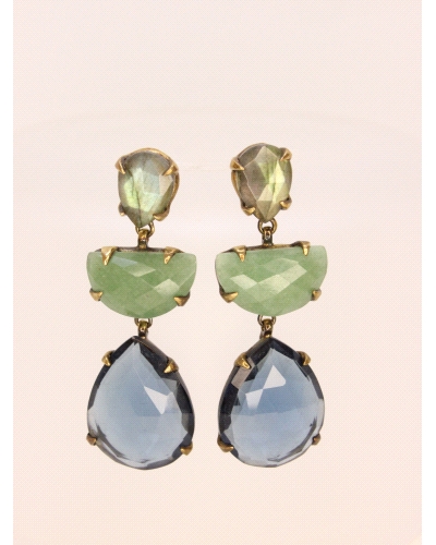 <P>Pendientes de plata de primera ley (925) con baño de oro amarillo y 3 piedras.&nbsp;Labradorita de gota, semicírculo verde y 