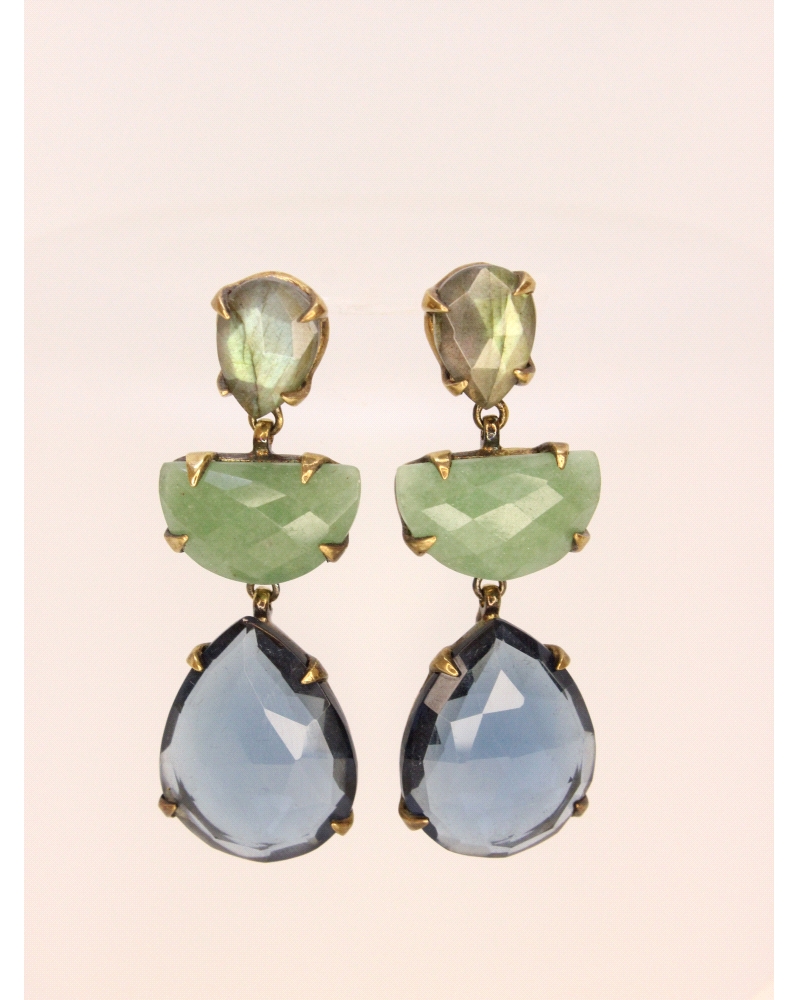 <P>Pendientes de plata de primera ley (925) con baño de oro amarillo y 3 piedras.&nbsp;Labradorita de gota, semicírculo verde y 