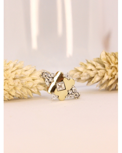 <P>Anillo de oro macizo de 9 quilates y&nbsp;plata de ley (925). </P>
<P>Espinelas blancas.</P>
<P>Si necesitas una talla dist