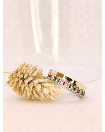 Anillo de plata de ley (925) y láminas de oro macizo. <BR><BR>Espinelas multicolor.<BR><BR>Si necesitas una talla distinta a la 