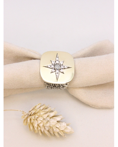 <P>Anillo de plata de ley (925) y láminas de oro macizo. </P>
<P>Espinelas blancas y calcedonia.</P>
<P>Si necesitas una talla