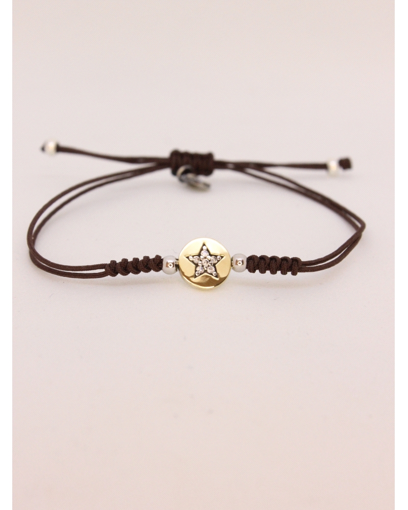 Pulsera de plata de ley con oro y espinelas blancas.
Ajustable a todas las medidas mediante cierre en forma de nudo corredero.