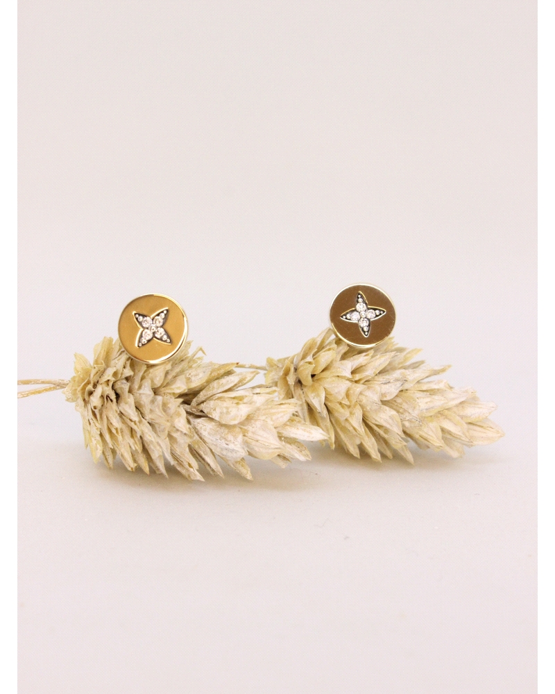 Pendientes de plata de ley ( 925) con laminas de oro.
Cierre de presión. Medida 8 mm de diametro.