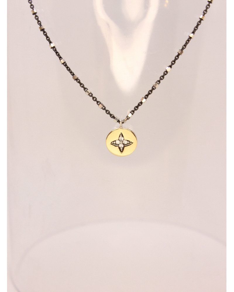 Colgante con lamina de oro macizo, plata de ley, espinelas blancas y cadena de plata bicolor con rutenio.
Largo de cadena: 42 c