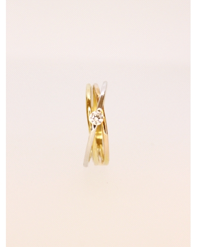 <P>Anillo de oro amarillo,&nbsp;blanco y rosa&nbsp;de 9 quilates con diseño cruzado y una circonita central que aporta un brillo