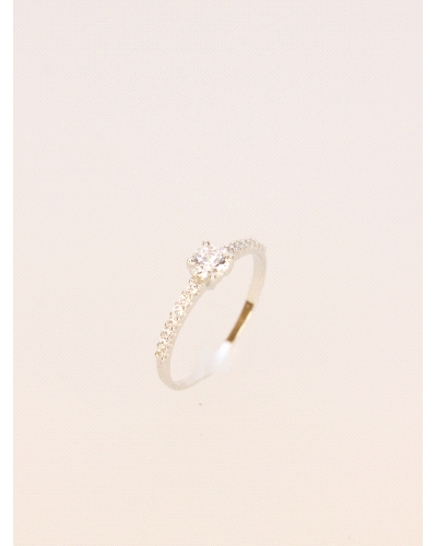 <P>Anillo elaborado en oro blanco de 9 quilates, adornado con una circonita central talla&nbsp;brillante y&nbsp; aro pavé de peq