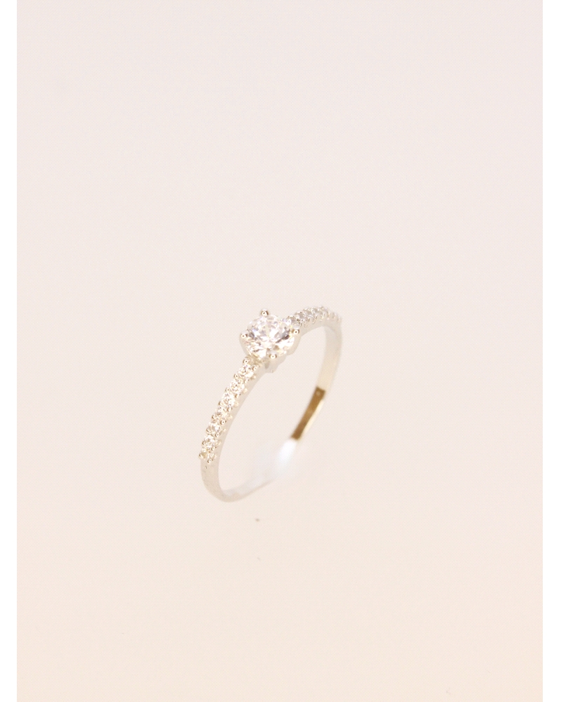 <P>Anillo elaborado en oro blanco de 9 quilates, adornado con una circonita central talla&nbsp;brillante y&nbsp; aro pavé de peq