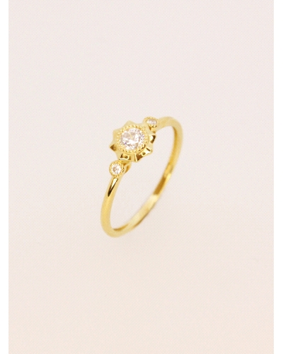 <P>Anillo de oro amarillo de 9 quilates con circonita blanca.</P>
<P>Si necesitas una talla distinta a la indicada en la caja d