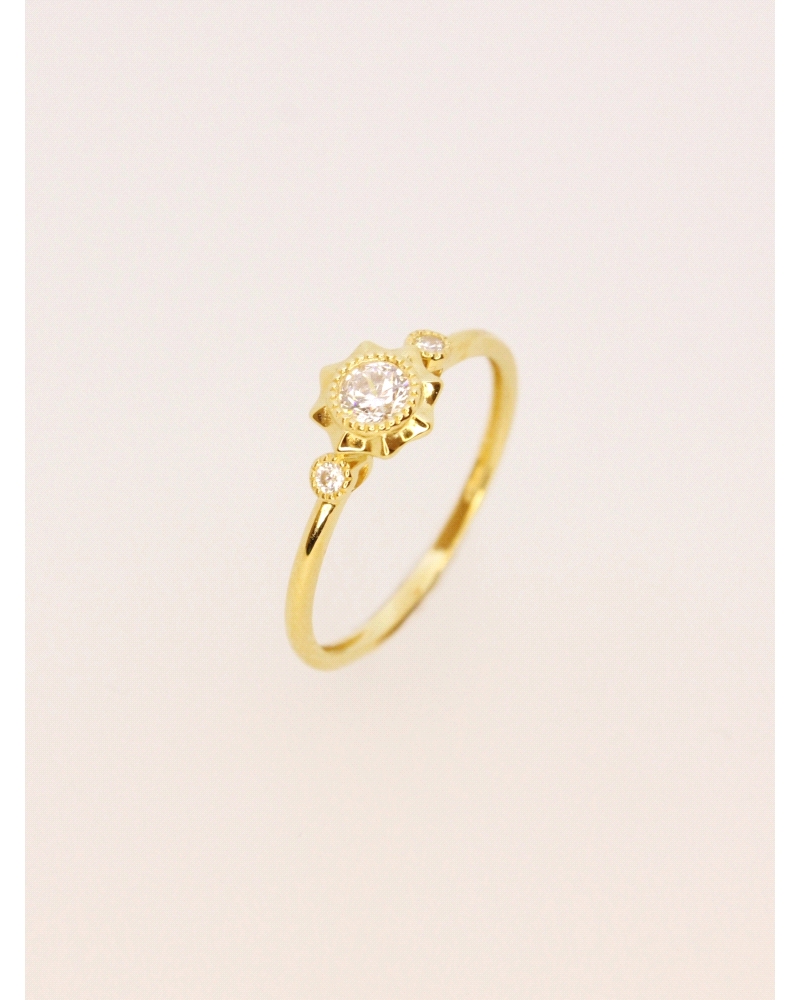 <P>Anillo de oro amarillo de 9 quilates con circonita blanca.</P>
<P>Si necesitas una talla distinta a la indicada en la caja d