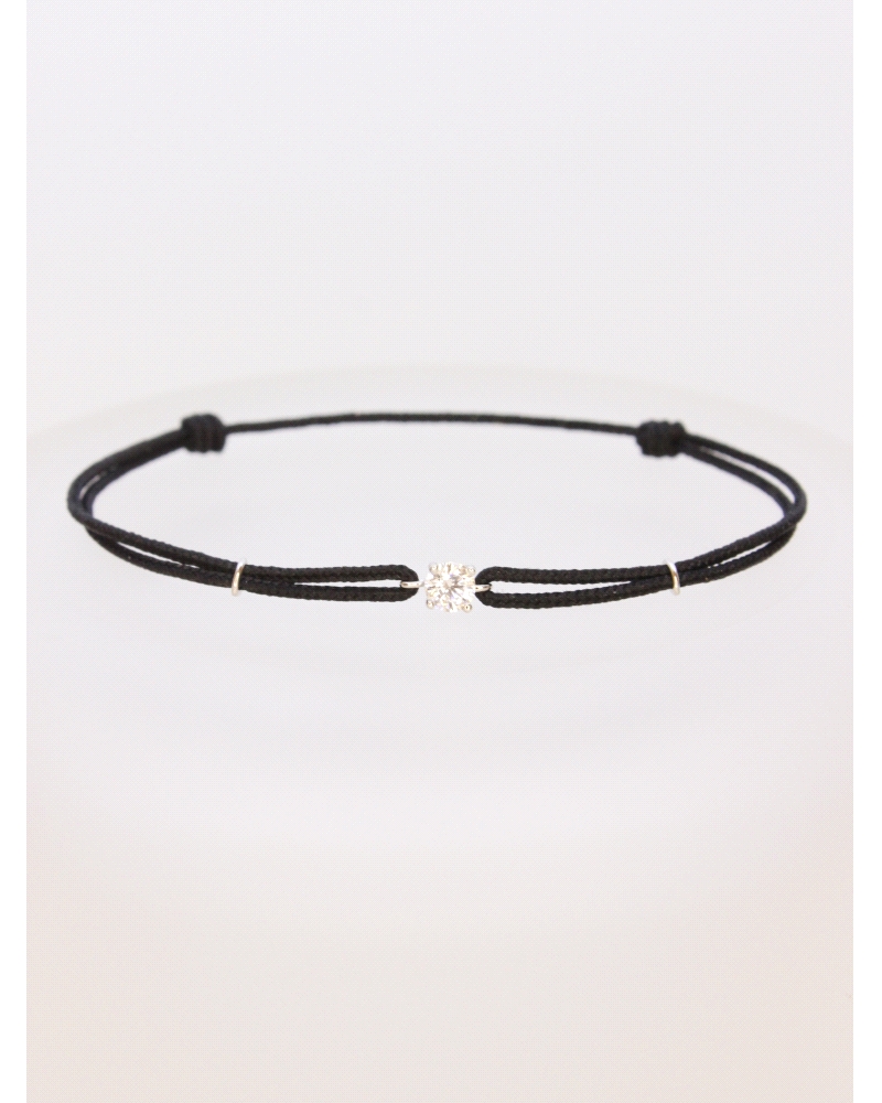 <P>Pulsera de oro blanco 9k, cuatro garras con circonita y cordon ajustable a todas las medidas.</P>
<P>Medida&nbsp;pieza centr