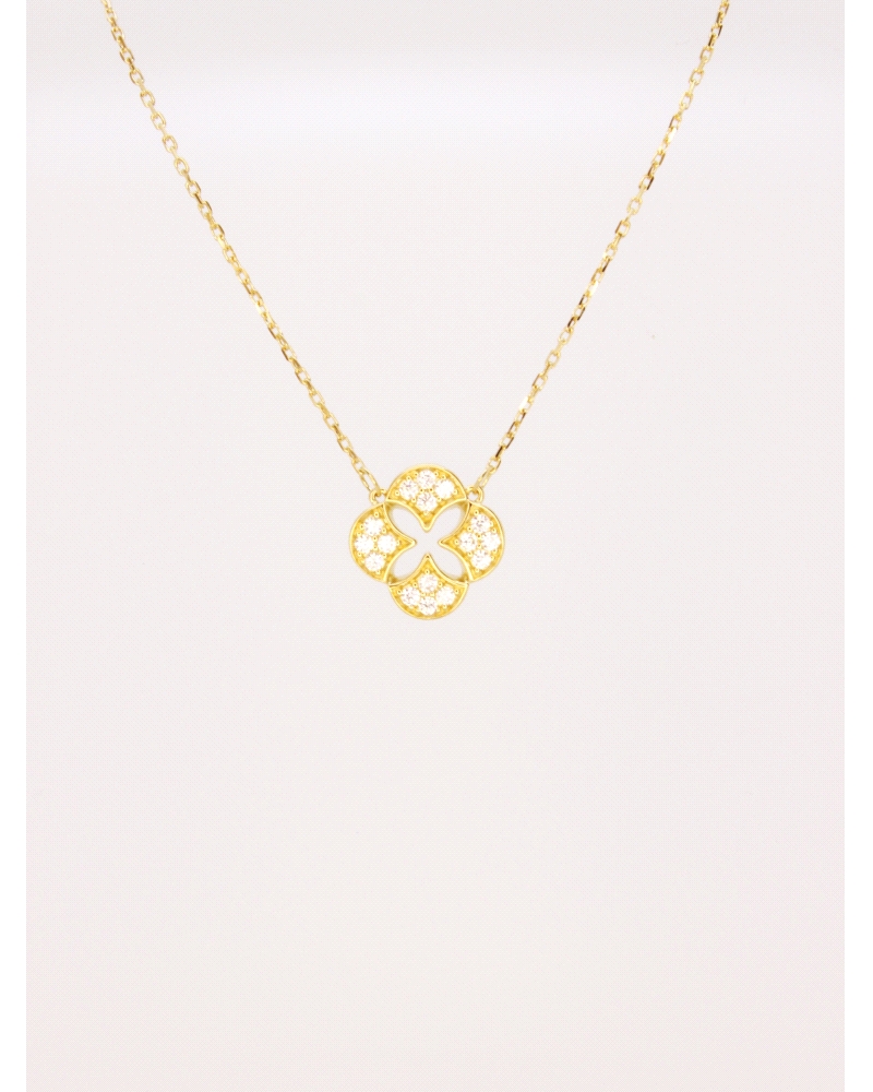 <P>Collar de oro amarillo 9k y circonitas.</P>
<P>Medida de colgante: 10 x&nbsp;10 mm</P>
<P>Largo cadena: 40- 42 cm<BR></P>