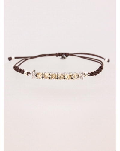 Pulsera de plata de ley con circpnitas champagne. Ajustable a todas las medidas mediante cierre en forma de nudo corredero.