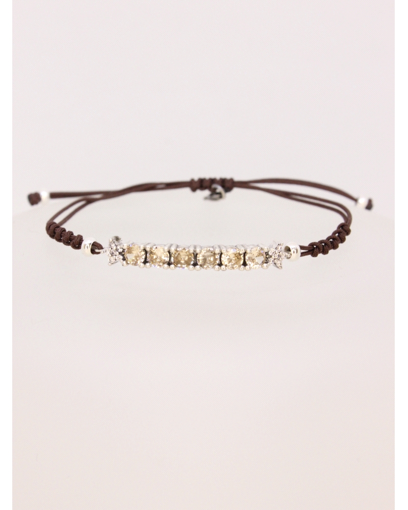 Pulsera de plata de ley con circpnitas champagne. Ajustable a todas las medidas mediante cierre en forma de nudo corredero.