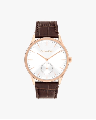 El CK 25200553 es un reloj de cuarzo para hombre con caja de acero oro rosa de 42 mm, esfera blanca, cristal mineral, correa de 
