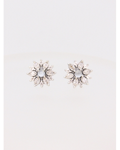 Elegantes pendientes con motivo de estrella en plata de ley ( 925) con circonitas. Cierre de presión. Medida 11 mm de diametro.