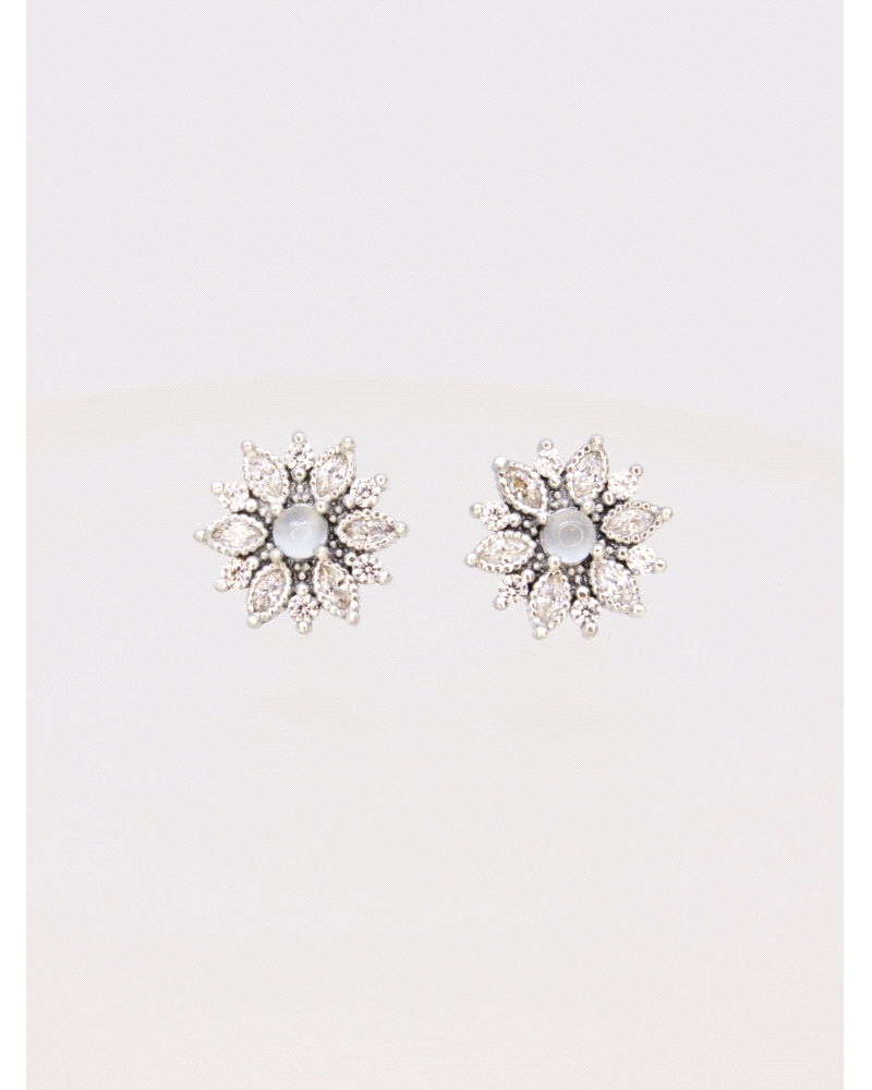 Elegantes pendientes con motivo de estrella en plata de ley ( 925) con circonitas. Cierre de presión. Medida 11 mm de diametro.
