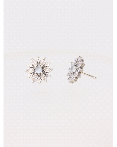 Elegantes pendientes con motivo de estrella en plata de ley ( 925) con circonitas. Cierre de presión. Medida 11 mm de diametro.
