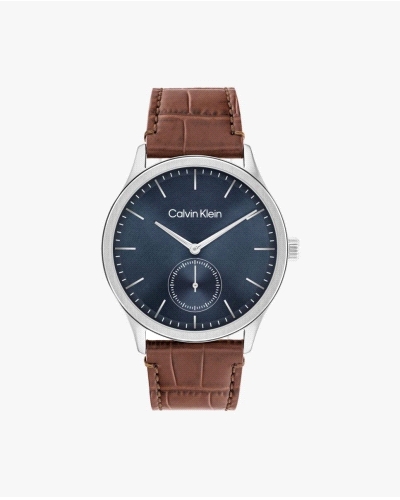 El CK 25200553 es un reloj de cuarzo para hombre con caja de acero de 42 mm, esfera azul, cristal mineral, correa de piel marrón