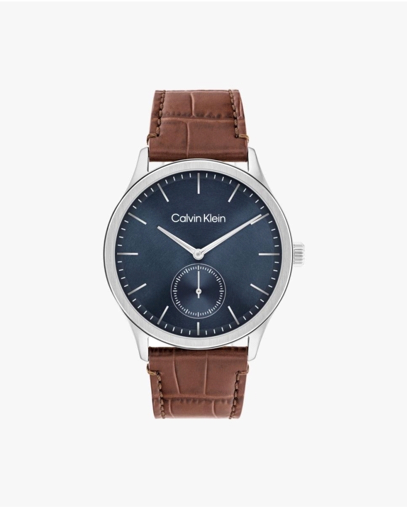 El CK 25200553 es un reloj de cuarzo para hombre con caja de acero de 42 mm, esfera azul, cristal mineral, correa de piel marrón