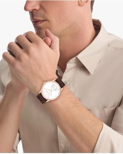 El CK 25200553 es un reloj de cuarzo para hombre con caja de acero de 42 mm, esfera azul, cristal mineral, correa de piel marrón