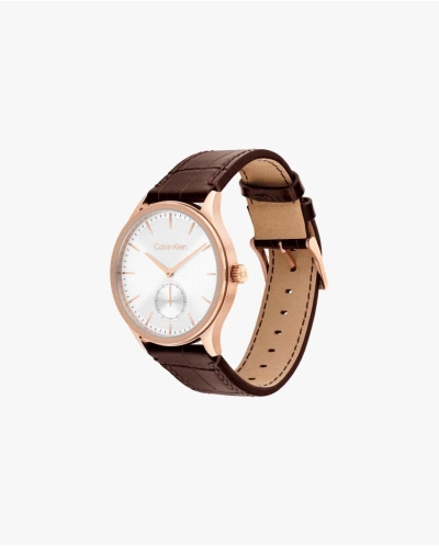 El CK 25200553 es un reloj de cuarzo para hombre con caja de acero de 42 mm, esfera azul, cristal mineral, correa de piel marrón
