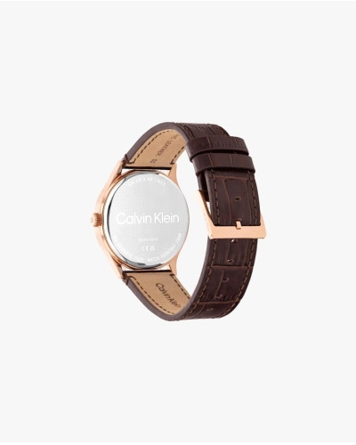 El CK 25200553 es un reloj de cuarzo para hombre con caja de acero de 42 mm, esfera azul, cristal mineral, correa de piel marrón
