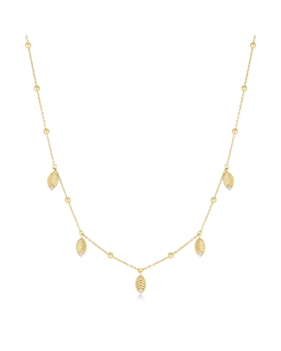 Collar  de plata dorada con motivos de hojas.