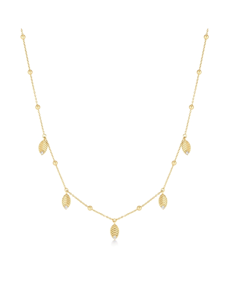 Collar  de plata dorada con motivos de hojas.