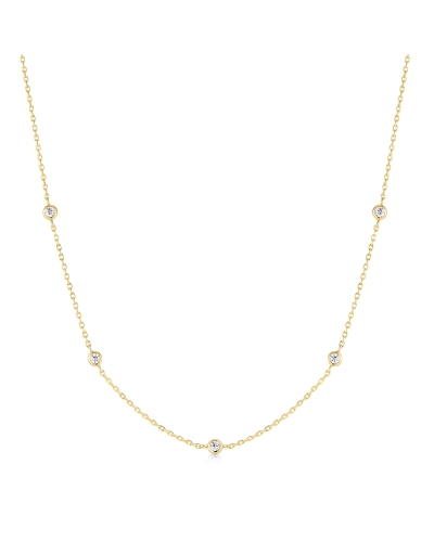 Collar clásico de plata dorada con elementos engastados en bisel.