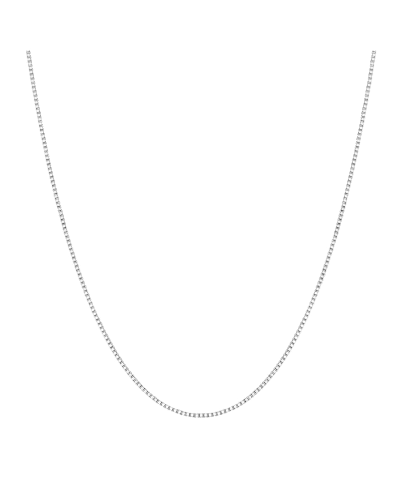 Collar de cadena de plata con eslabones cúbicos.